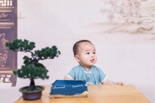 柳林宝宝总是抠鼻子